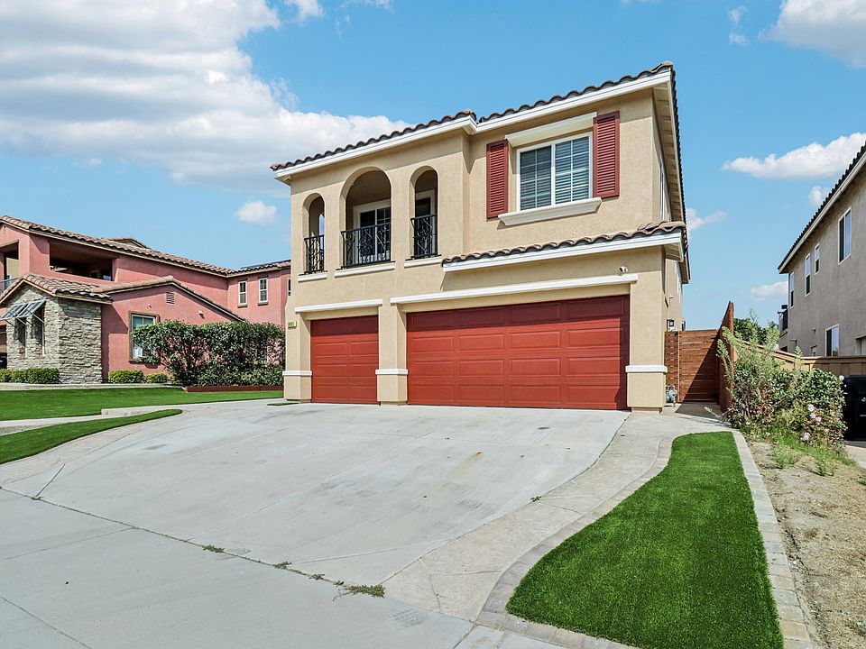 Front of house with room for 3 cars in driveway