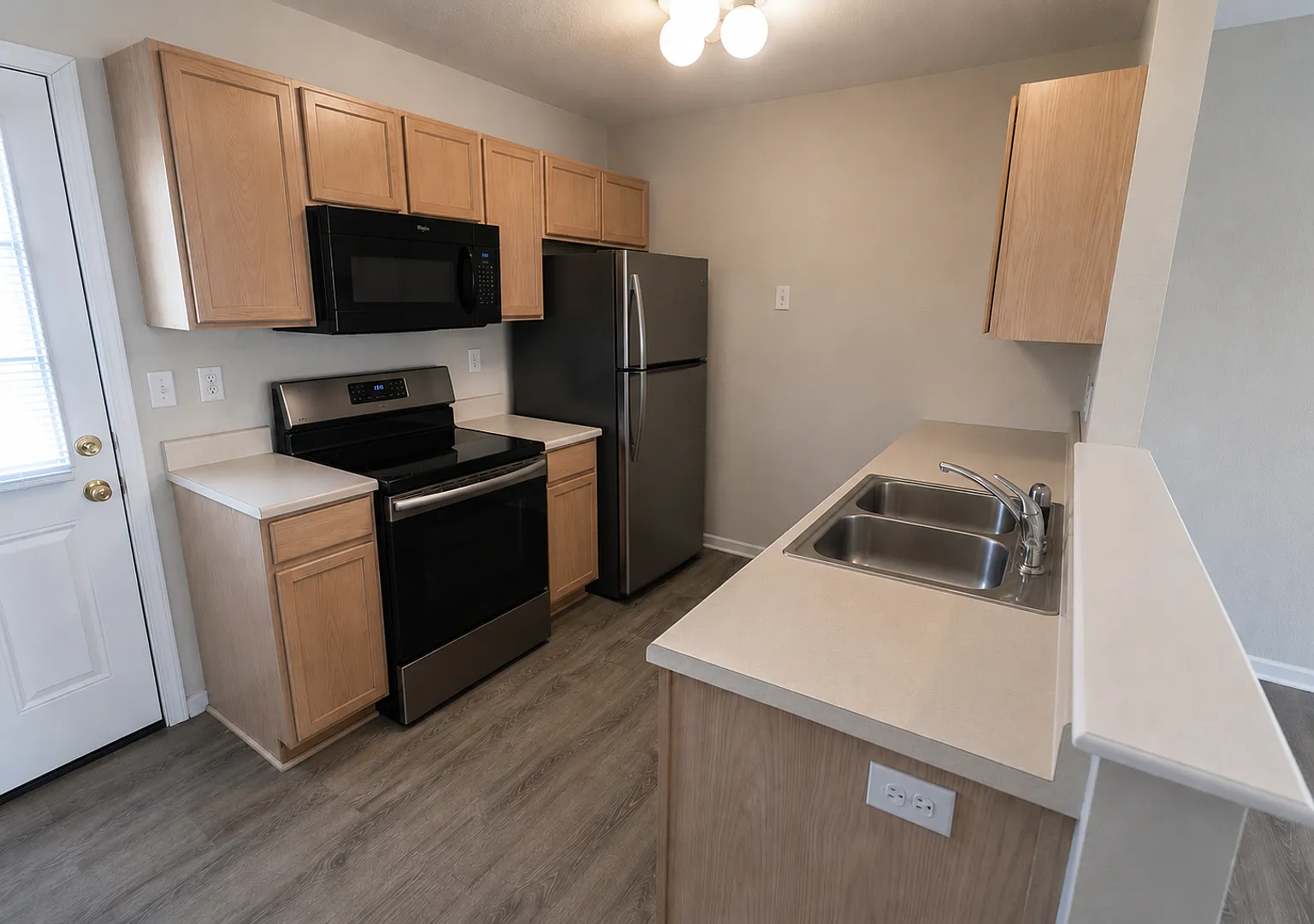 3 bedrooms and 2 bathrooms — Photo 4