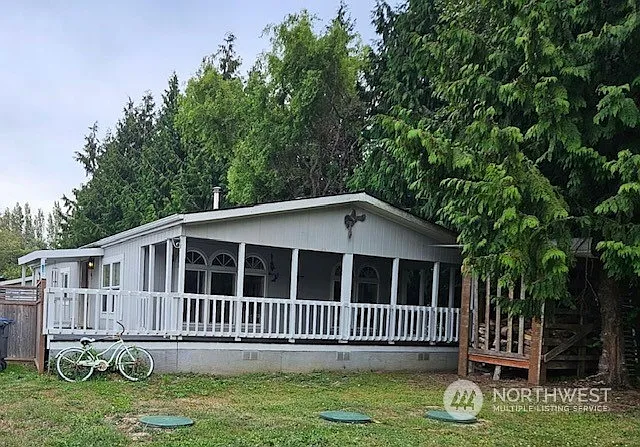 210 Serpentine Avenue photo 1