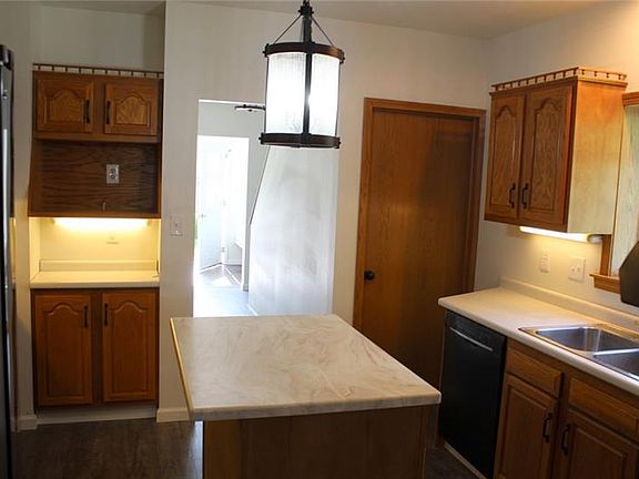 2nd image of 457 McConnell St