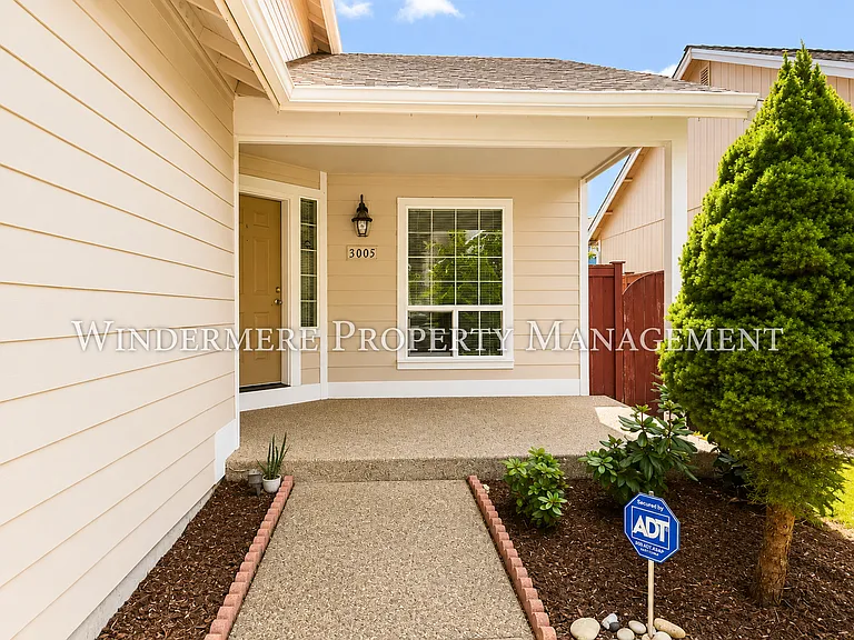3005 NE Yale Way — Photo 2
