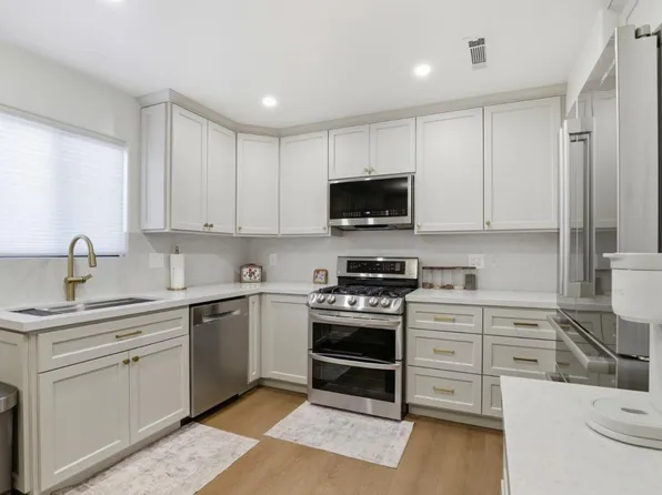 241 Gibson Dr APT F, Hollister, CA 95023