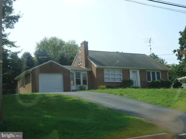 30 Hanover St, Spring Grove, PA 17362