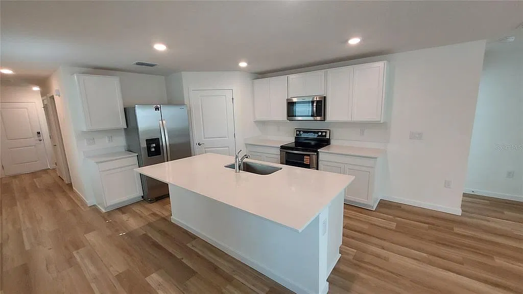 4 bed, 2.0 bath, 1665 sqft, $2,100 — Photo 4