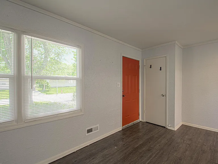 10810 Ewing Ave — Photo 9