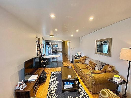 4th image of 600 W 52nd St #2