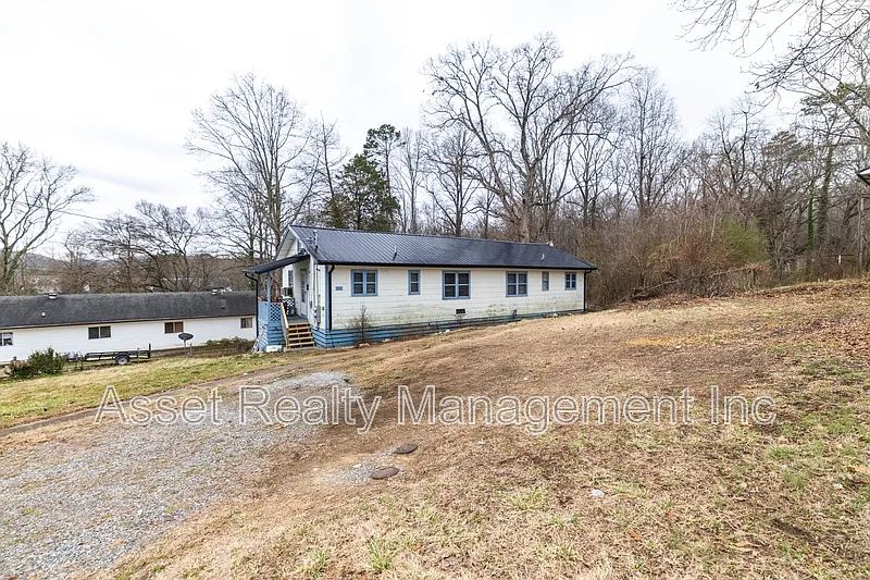 3 bed, 1.0 bath, 950 sqft, $1,295 — Photo 2