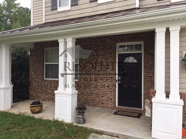 5 bed, 2.5 bath, 3525 sqft, $2,575 — Photo 2