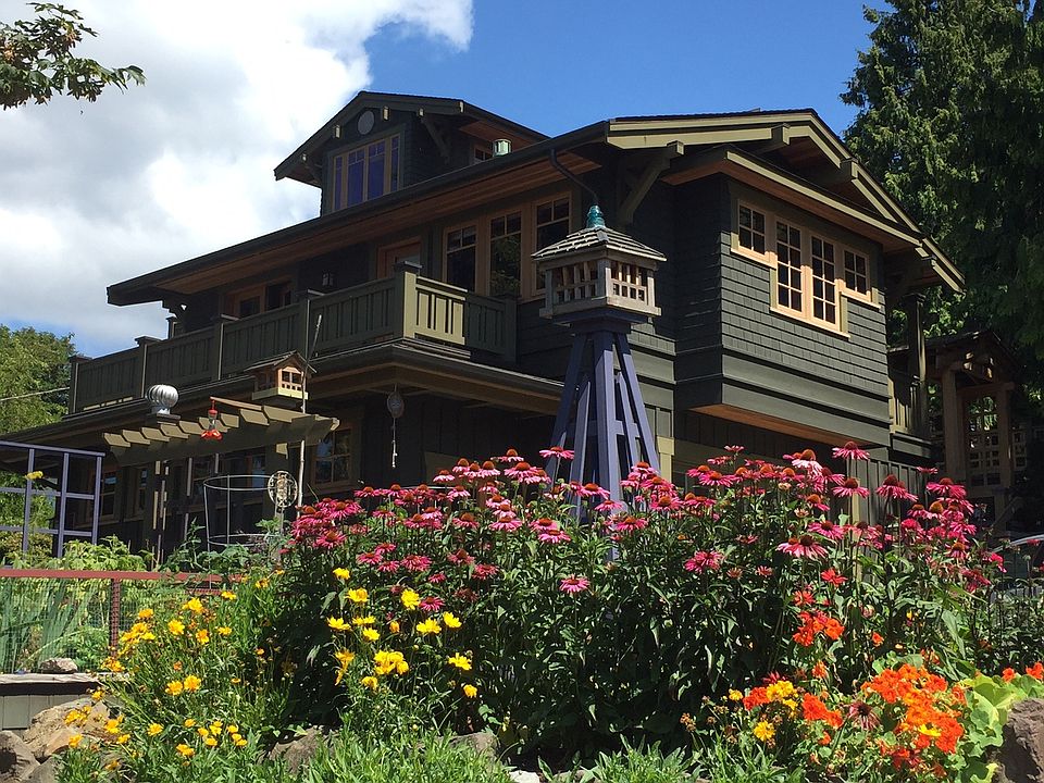 Carriage house above the garage