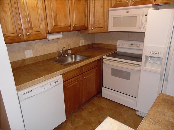 4th image of 223 Markham K #223
