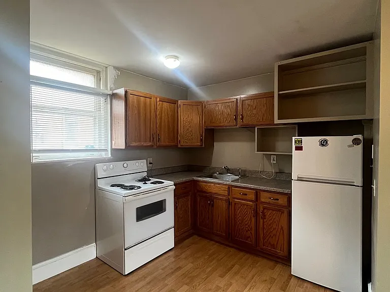 134 College Ave #R — Photo 2