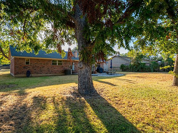 4th image of 5325 Mission Cir