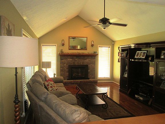 4th image of 30 Fox Hill Dr