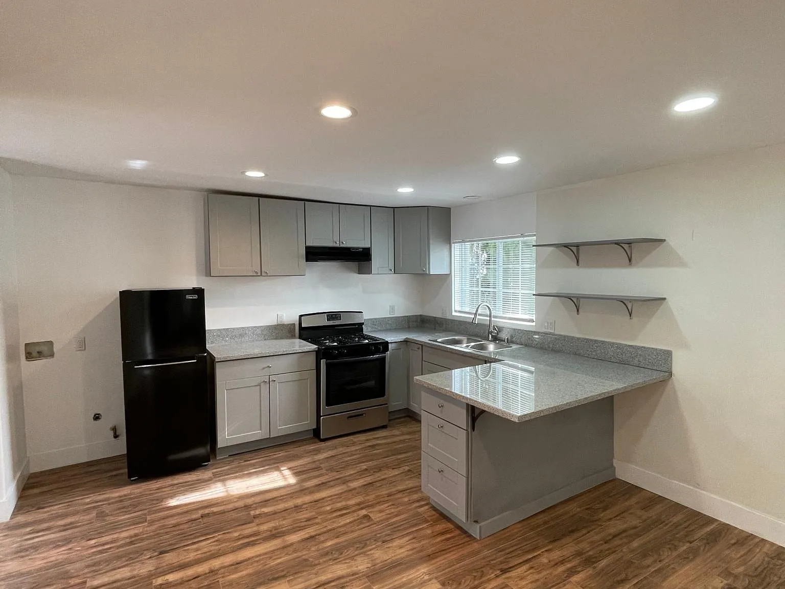 2270 Cove Ave — Photo 2