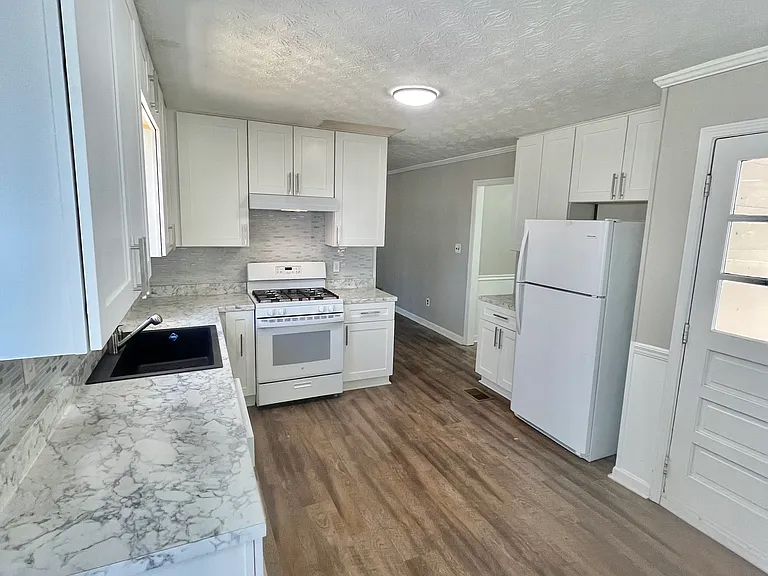 2072 Windsor Ln — Photo 4