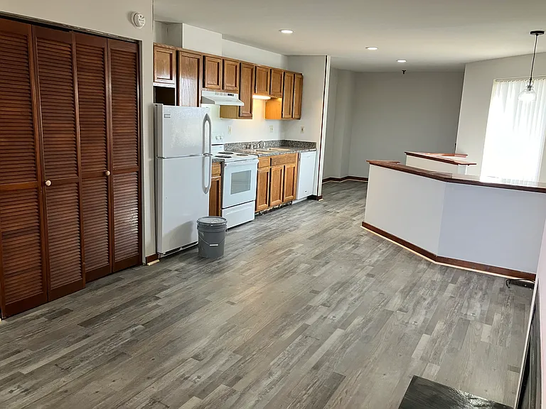 Barney Square Apartments — Photo 7