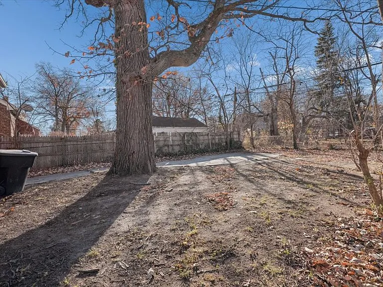 18627 Justine St — Photo 25