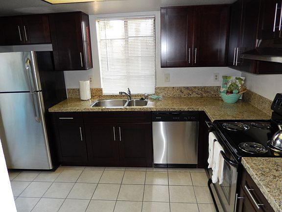 2nd image of 1030 Agate St APT 1