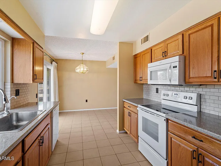 10528 W Tumblewood Dr — Photo 2