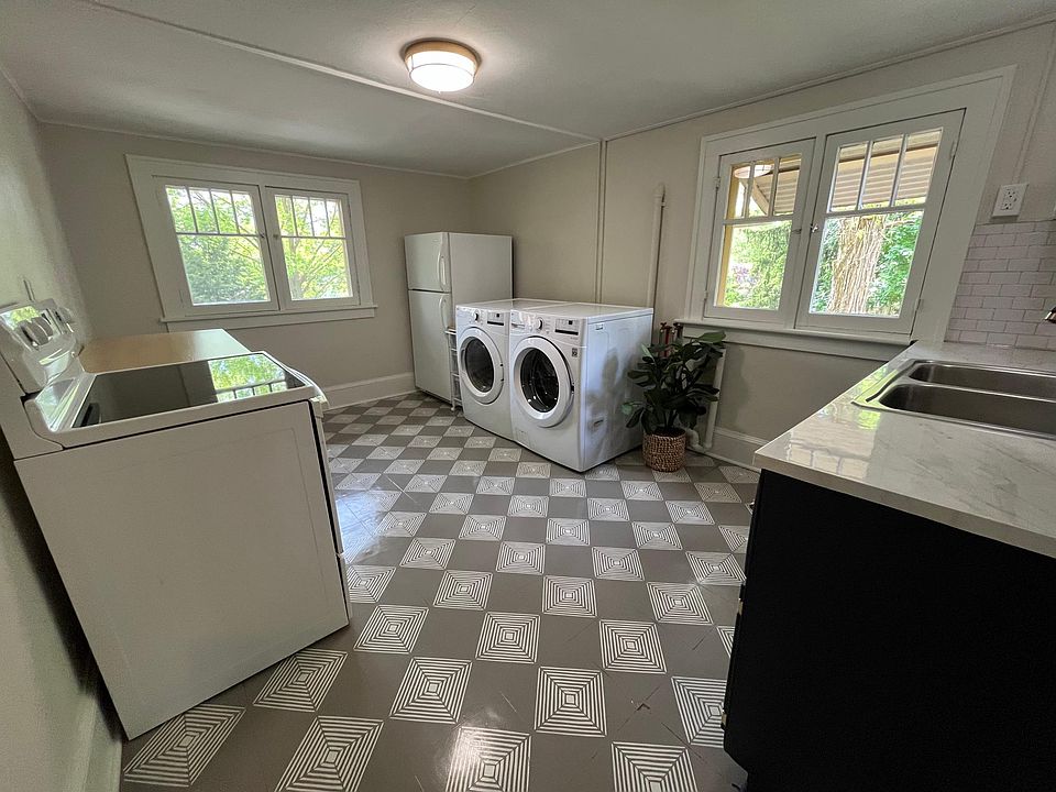 Kitchen with washer/dryer included