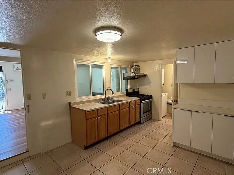 8169 Blewett St — Photo 5