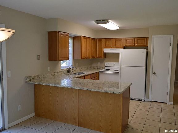 3rd image of 3290 SE 18th Ave