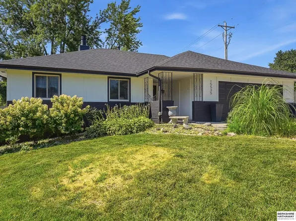 15535 Leavenworth St, Omaha, NE 68154