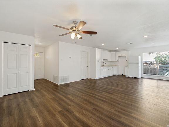 5th image of 5611 GREEN MANOR ST