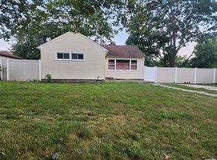 24 E Maple St, Central Islip, NY 11722