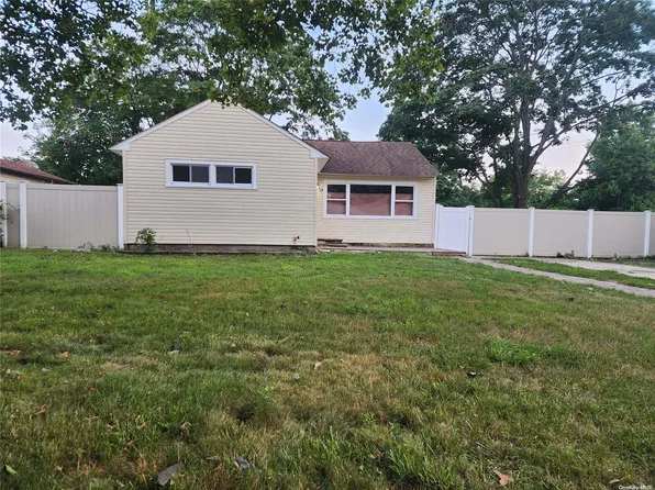 24 E Maple Street, Central Islip, NY 11722