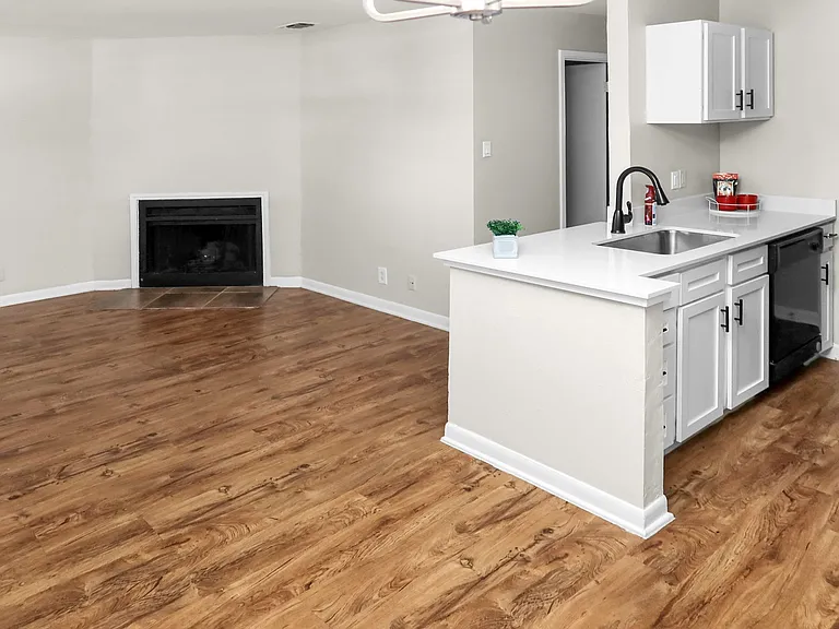 Laurel Heights Apartments — Photo 17
