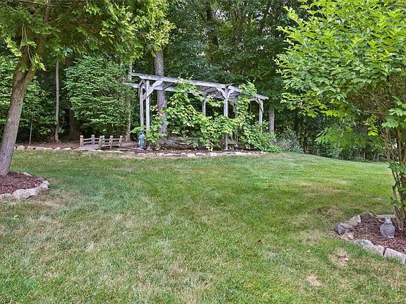 5th image of 5 Bear Berry Ln