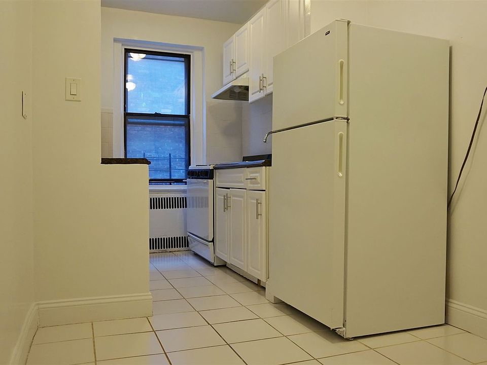 1st image of 3973 49th St
