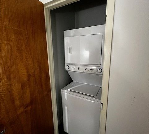 4th image of 323 W Jefferson Blvd #207