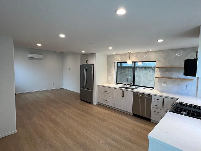 2610 S Barrington Ave — Photo 2