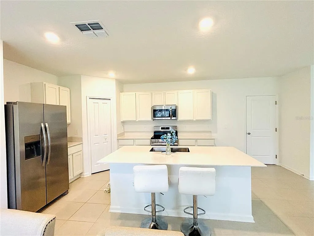4 bed, 2.5 bath, 1874 sqft, $2,150 — Photo 3