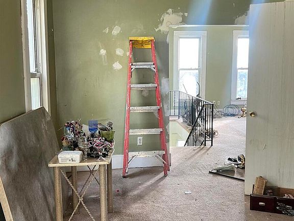 4th image of 515 E 6th St