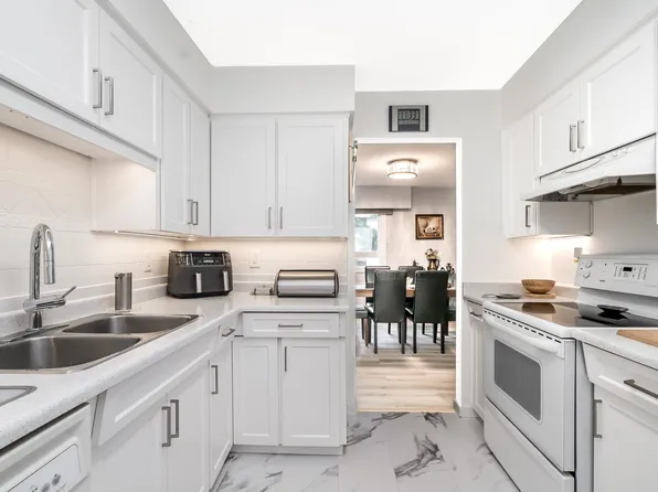 32040 Peardonville Rd #203, Abbotsford, BC V2T 6N8