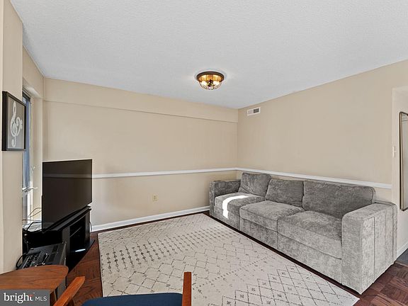 4th image of 1300 Army Navy Dr APT 710