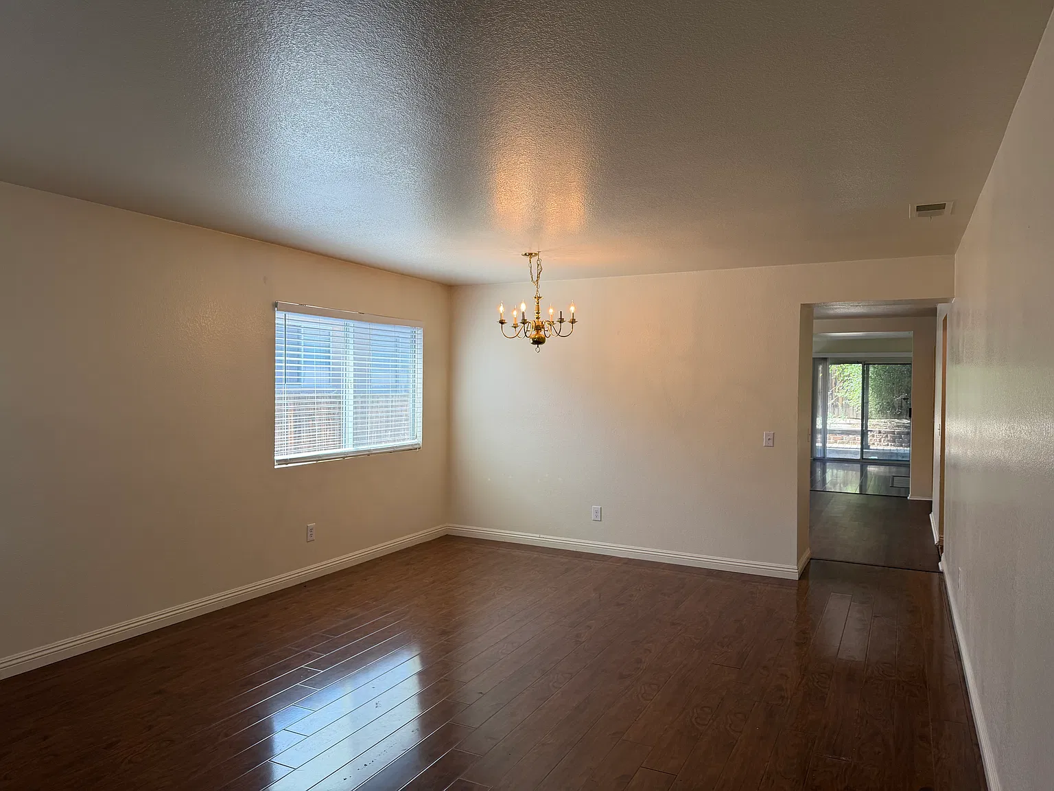 3 bed, 1606 sqft, $2,250 — Photo 2