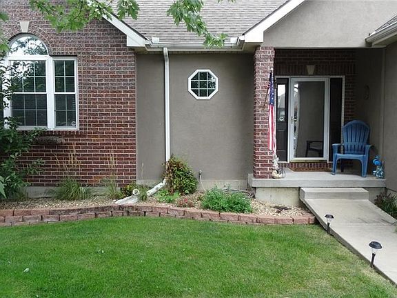 2nd image of 804 NW Poplar Ct
