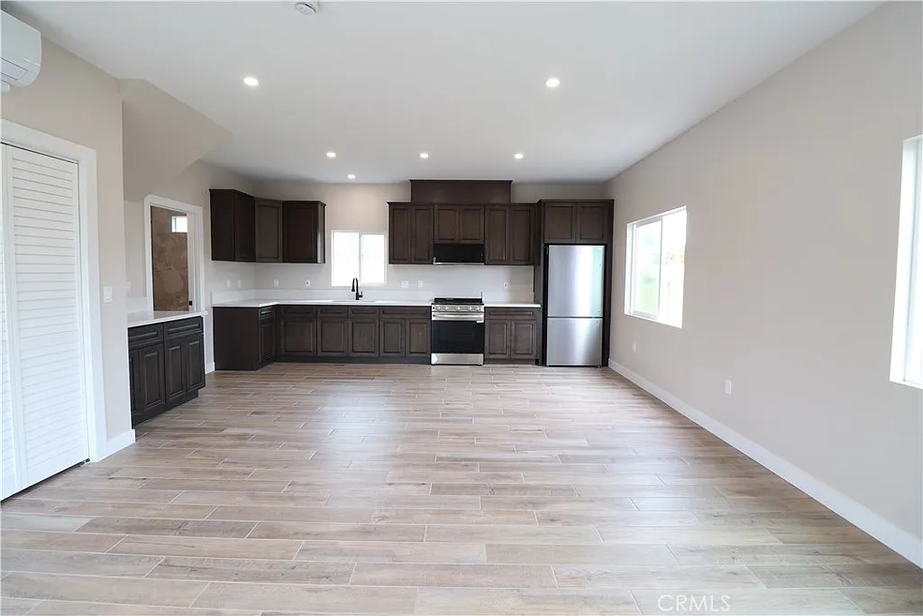 3 bed, 1200 sqft, $3,500 — Photo 4