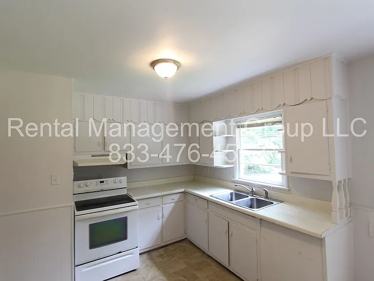 1345 Glenwood St NW — Photo 4