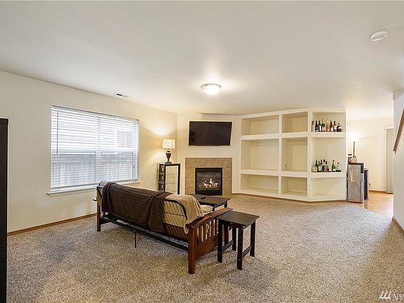 Large Living Room with nice Built-Ins