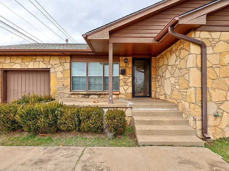 2849 Cambridge Ct — Photo 1