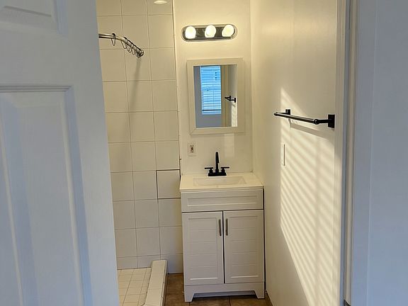 4th image of 1404 N Buena Vista St #1/2