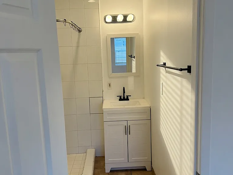 1404 N Buena Vista St #1/2 — Photo 4