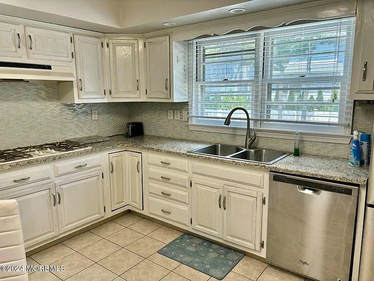 311 Roosevelt Ave — Photo 9