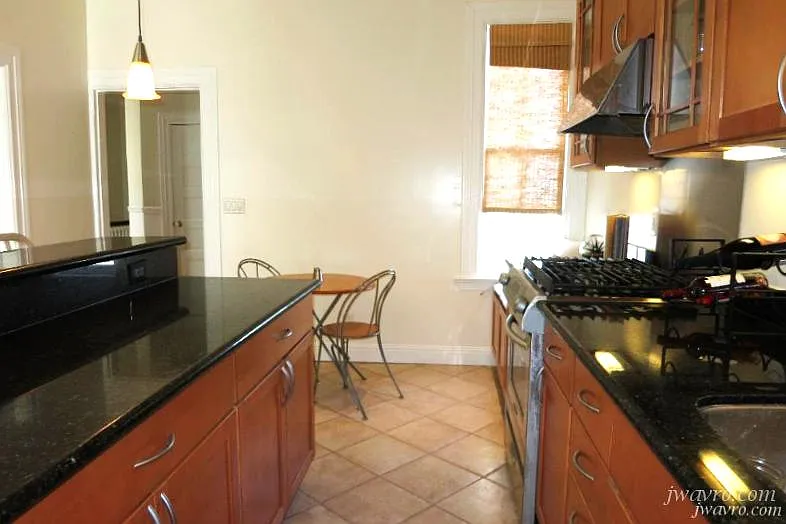 Large top floor condo. City Skyline Views! Private Deck! — Photo 4