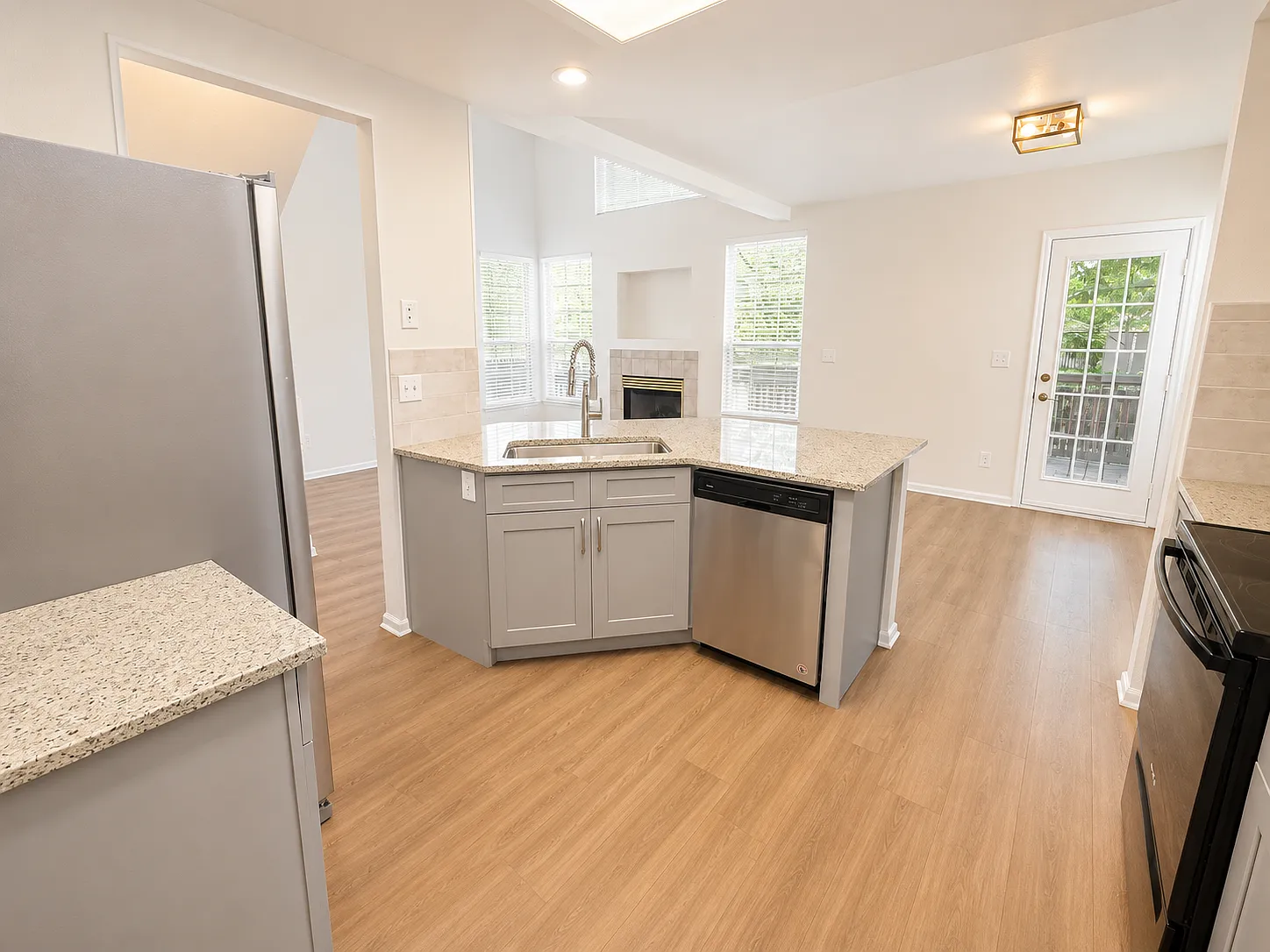 4 bed, 3.5 bath, 2026 sqft, $3,000 — Photo 4